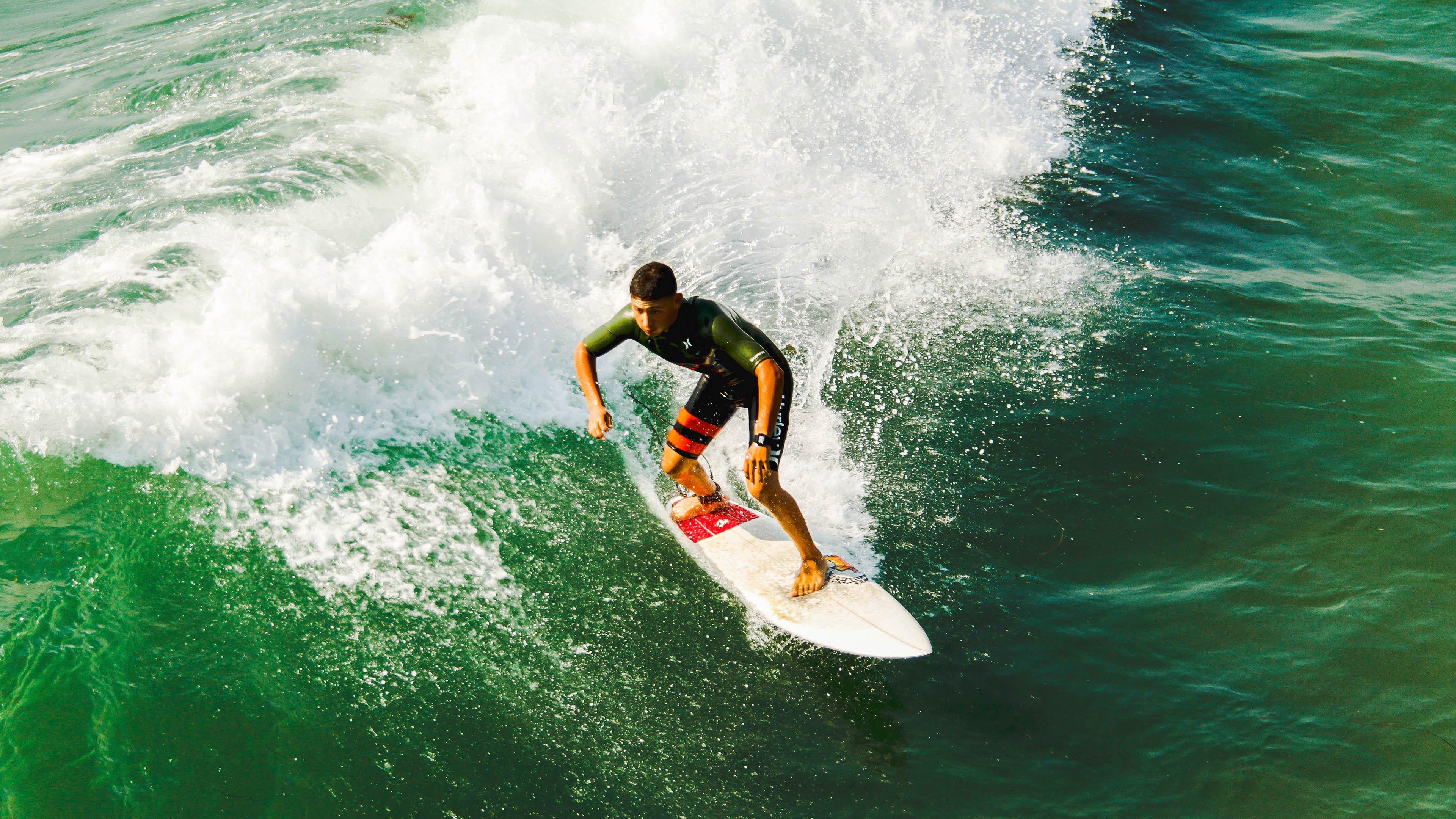 全运闭幕式上演水上华章 千名表演者以精准整齐动作点亮夜空
